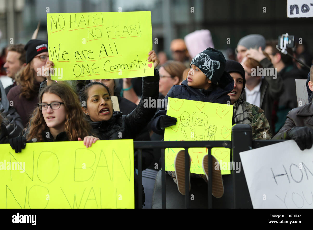 New York, USA. 29. Januar 2017. Menschen halten Plakate während einer Protestaktion gegen Präsident Donald Trump Ausführungsverordnung Verbot der Einreise von Bürgern aus sieben mehrheitlich muslimischen Ländern, außerhalb der Terminal 4 am John F. Kennedy International Airport in New York. Bildnachweis: Wang Ying/Xinhua/Alamy Live-Nachrichten Stockfoto