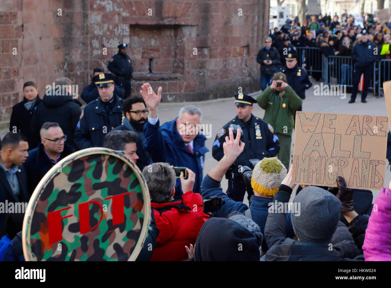 New York, USA. Januar 2017. Der Bürgermeister von New York, Bill De Blasio, winkt der Menge zu, als er sich auf den Weg macht, um das Treffen im Battery Park anzusprechen. Januar 29, 2017 Stockfoto