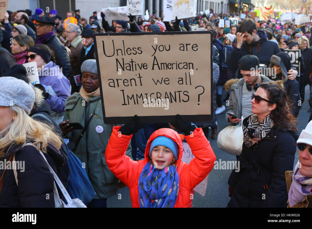 New York, USA. Januar 2017. Ein junger Mensch hält ein Schild "es sei denn, Sie sind Ureinwohner Amerikas. Sind wir nicht alle Immigranten?" Januar 29, 2017 Stockfoto