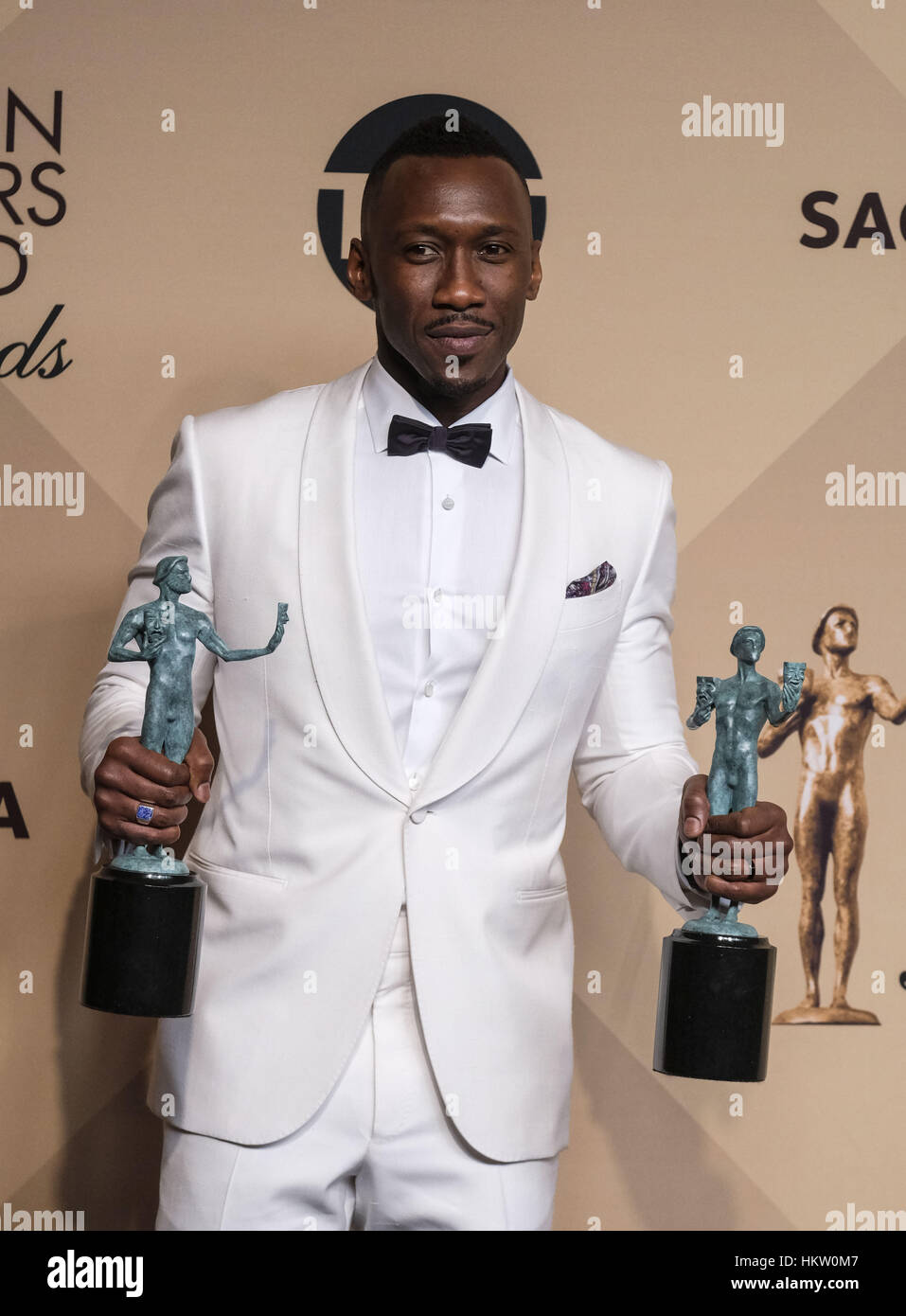 Los Angeles, Kalifornien, USA. 29. Januar 2017. Schauspieler Mahershala Ali, Gewinner des Awards für herausragende Schauspieler in einer stützenden Rolle für "Moonlight" und herausragende Besetzung in einem Kinofilm für "versteckte Figuren, stellt im Presseraum während der 23. jährlichen Bildschirm Actors Guild Awards in der Schrein Expo Hall am 29. Januar 2017 in Los Angeles, Kalifornien. Bildnachweis: Ringo Chiu/ZUMA Draht/Alamy Live-Nachrichten Stockfoto