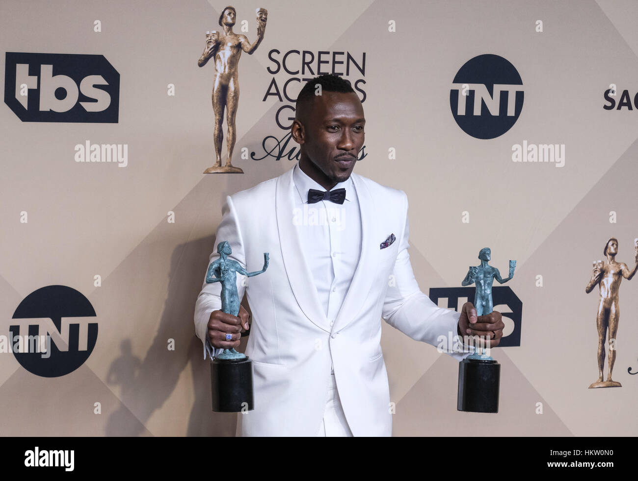 Los Angeles, Kalifornien, USA. 29. Januar 2017. Schauspieler Mahershala Ali, Gewinner des Awards für herausragende Schauspieler in einer stützenden Rolle für "Moonlight" und herausragende Besetzung in einem Kinofilm für "versteckte Figuren, stellt im Presseraum während der 23. jährlichen Bildschirm Actors Guild Awards in der Schrein Expo Hall am 29. Januar 2017 in Los Angeles, Kalifornien. Bildnachweis: Ringo Chiu/ZUMA Draht/Alamy Live-Nachrichten Stockfoto