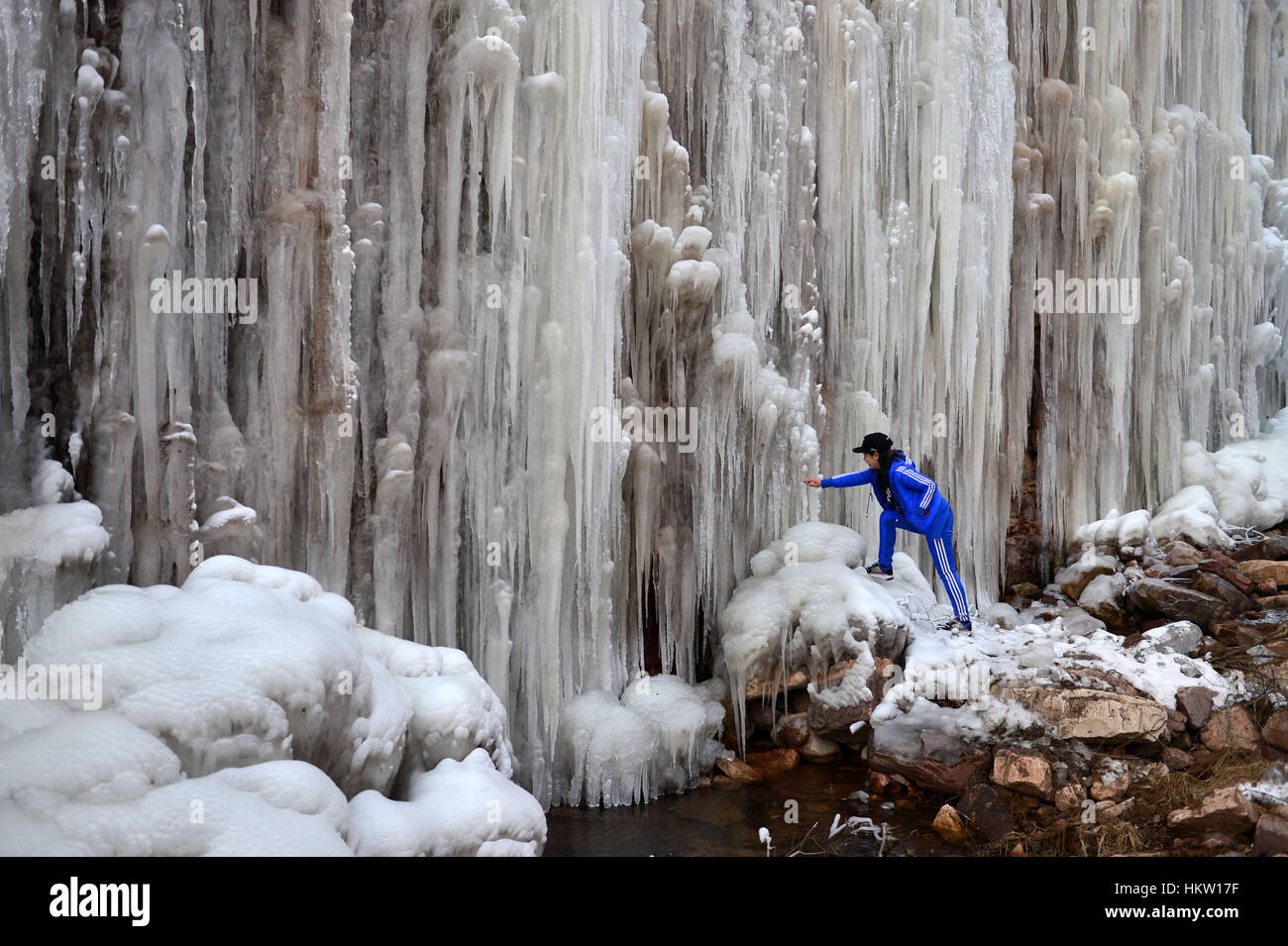 Xingtai. 30. Januar 2017. Ein Tourist besucht einen gefrorenen Wasserfall in einem Resort in Xingtai City von Nordchinas Provinz Hebei, 30. Januar 2017. Bildnachweis: Mu Yu/Xinhua/Alamy Live-Nachrichten Stockfoto