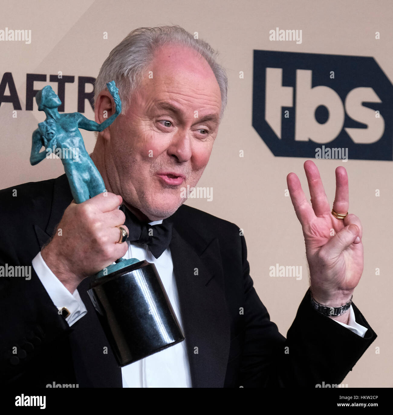 Los Angeles, USA. 29. Januar 2017. Schauspieler John Lithgow, Gewinner der hervorragende Leistung durch einen männlichen Schauspieler in einer Drama-Serie-Award für "The Crown", posiert im Presseraum während der 23. Annual Screen Actors Guild Awards in Los Angeles, Kalifornien, USA, 29. Januar 2017. Bildnachweis: Zhao Hanrong/Xinhua/Alamy Live-Nachrichten Stockfoto