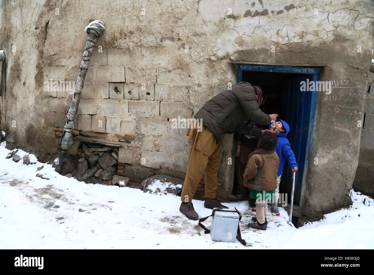 (170130)--GHAZNI, 30. Januar 2017 (Xinhua)--eine afghanische Kind erhält einen Polio-Impfstoff während einer Anti-Polio-Kampagne in der Provinz Ghazni, Afghanistan, 30. Januar 2017. Afghanistan eine Impfkampagne gegen Polio-Virus angepfiffen, als das Land zu kämpfen, die ansteckende Krankheit auszurotten, sagte das Ministerium für öffentliche Gesundheit am Montag. (Xinhua/Sayed Mominzadah) (Dtf) Stockfoto