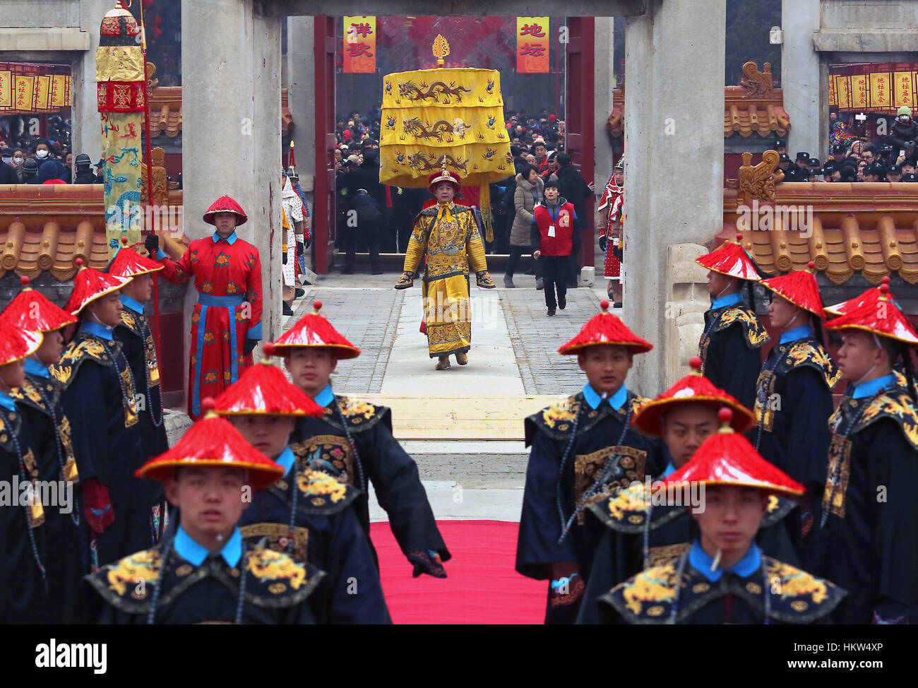 28. Januar 2017 - Peking, CHINA - Chinesisch in kaiserliche Qing-Dynastie Tracht gekleidet führen eine Tempelzeremonie Anbetung im Ditan Park Alter der Erde zu Beginn des chinesischen Neujahrs - das Jahr des Hahnes - im Ditan Park in Peking am 28. Januar 2017 feiern.  Millionen von Chinesen unter der Leitung von Tempeln und Park Messen für ein vielversprechender Start, Lunar New Year wünschen auch bekannt als Frühlingsfest. (Kredit-Bild: © Stephen Rasierer über ZUMA Draht) Stockfoto