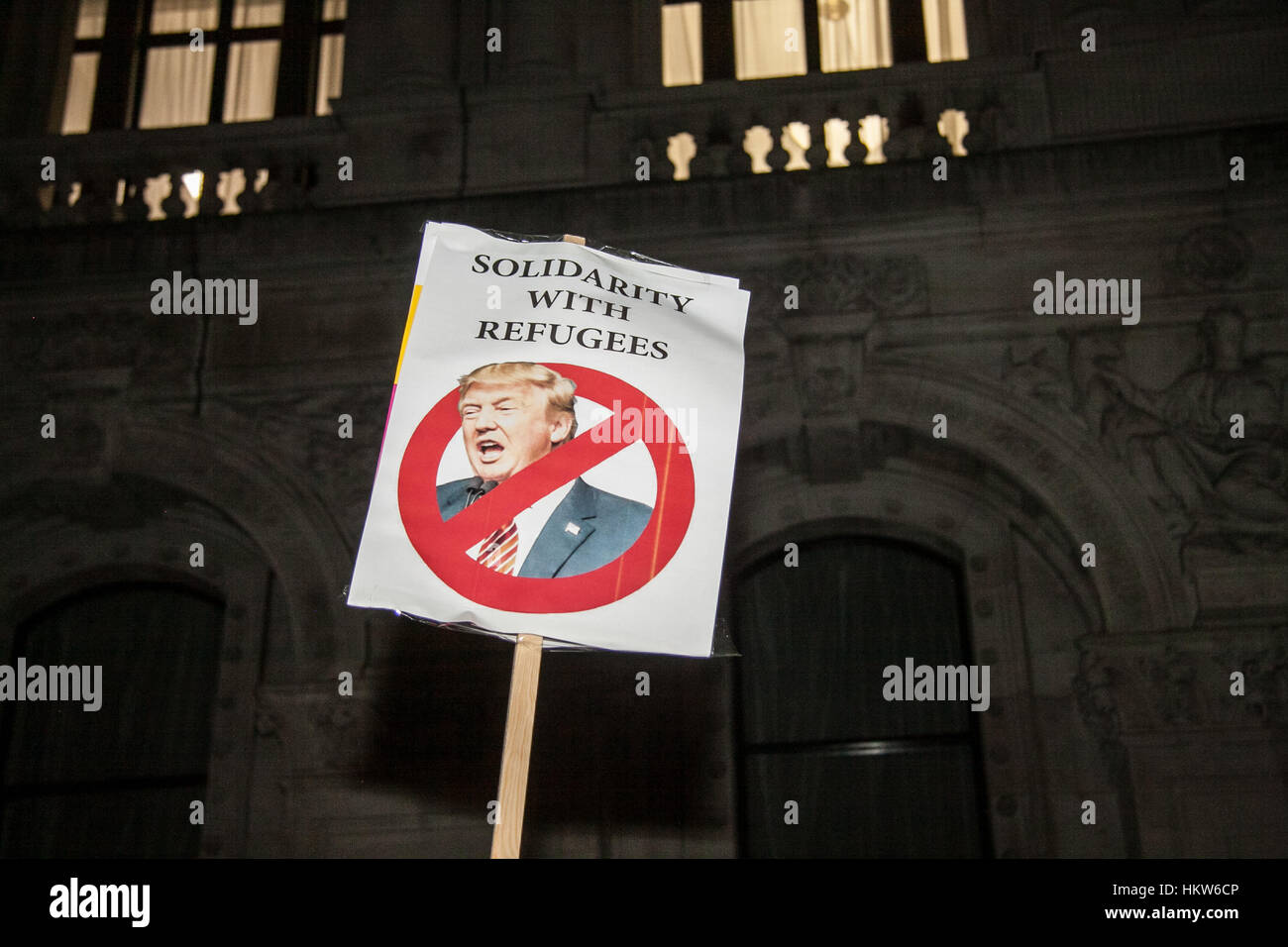 London, UK. 30. Januar 2017. Tausende von Demonstranten versammelten sich außerhalb Downing Street zum protest gegen die muslimischen Reiseverbot verhängt Präsident Donald Trump Credit: Amer Ghazzal/Alamy Live-Nachrichten Stockfoto