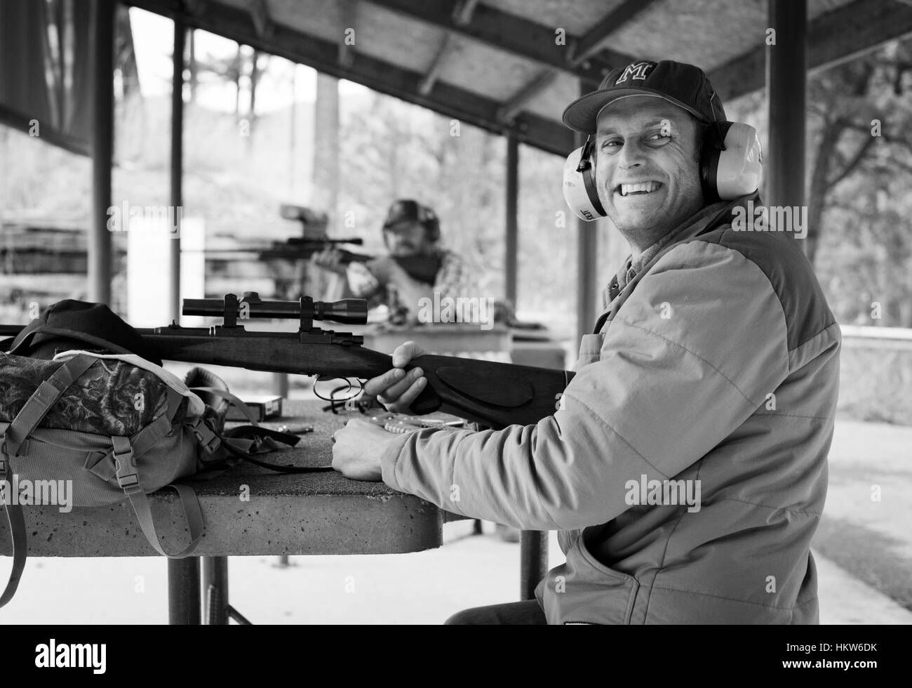 Missoula, Montana, USA. 13. November 2016. Pete Barrett Sehenswürdigkeiten in sein Gewehr auf der Range mit Freund Brian Herbel und dann Pete Köpfe Whitetail Hirschen und Elchen Jagd in den Bergen in der Nähe von Missoula, Montana. Bildnachweis: Jed Conklin/ZUMA Draht/Alamy Live-Nachrichten Stockfoto