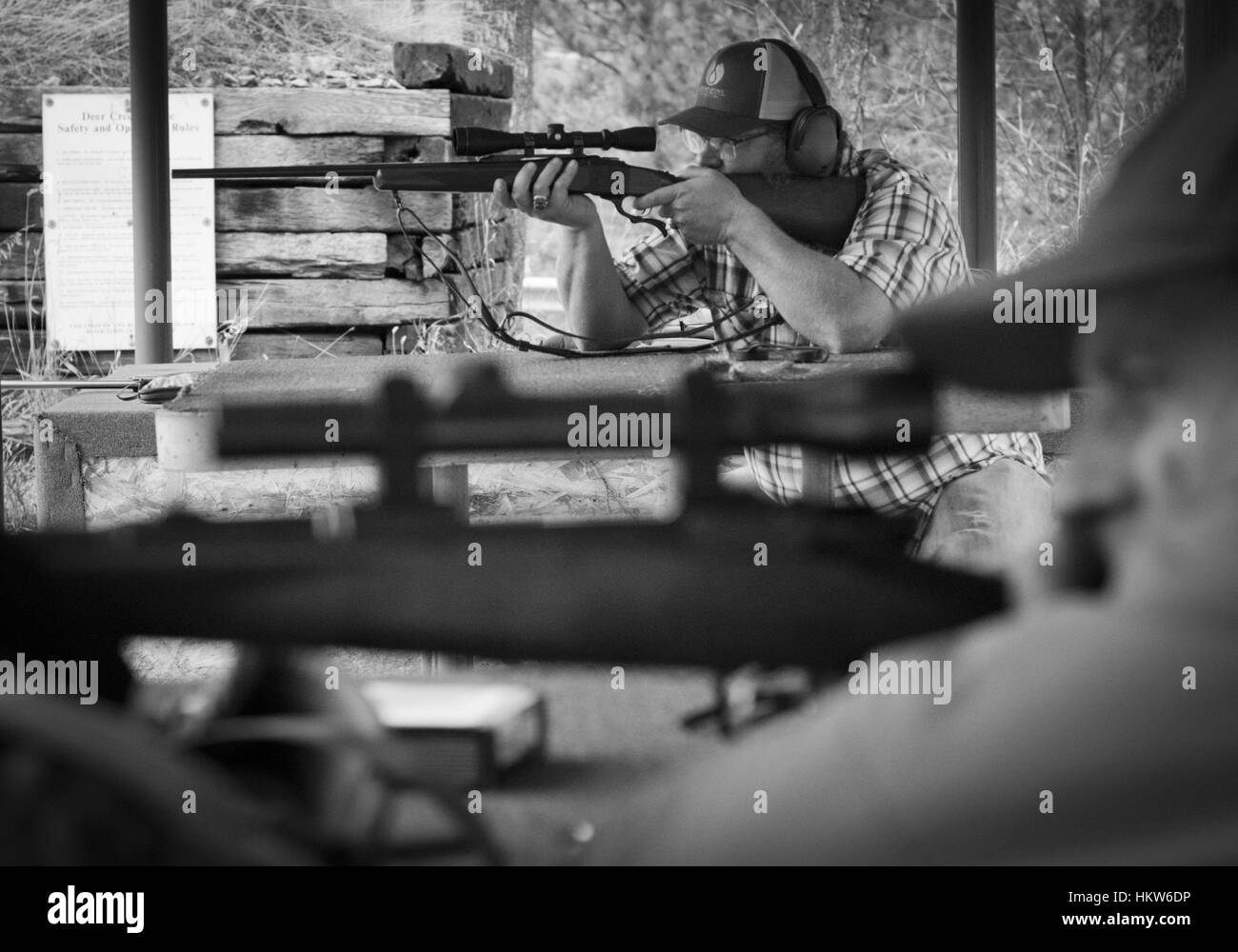 Missoula, Montana, USA. 13. November 2016. Pete Barrett Sehenswürdigkeiten in sein Gewehr auf der Range mit Freund Brian Herbel und dann Pete Köpfe Whitetail Hirschen und Elchen Jagd in den Bergen in der Nähe von Missoula, Montana. Bildnachweis: Jed Conklin/ZUMA Draht/Alamy Live-Nachrichten Stockfoto