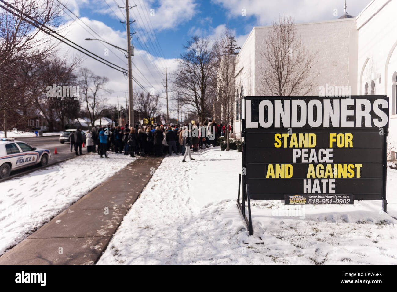 London, UK. 29. Januar 2017. Londoner aller Glaubensrichtungen versammeln sich auf der Treppe auf der Londoner Moschee, ihre Unterstützung und Solidarität mit Mitgliedern der Centre Culturel Islamique de Quebec in Québec (Stadt), zu zeigen, wo sechs Gemeindemitglieder wurden geschossen und getötet während Abendgebet am 29. Januar 2017. Bildnachweis: Mark Spowart/Alamy Live-Nachrichten Stockfoto