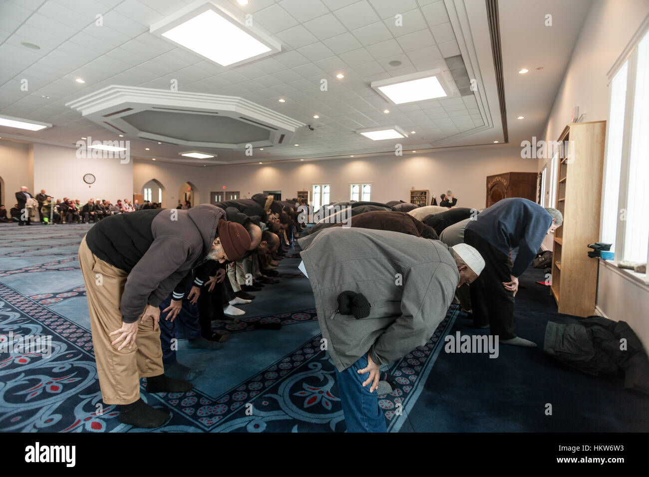 London, UK. 29. Januar 2017. Londoner aller Glaubensrichtungen versammeln sich auf der Treppe auf der Londoner Moschee, ihre Unterstützung und Solidarität mit Mitgliedern der Centre Culturel Islamique de Quebec in Québec (Stadt), zu zeigen, wo sechs Gemeindemitglieder wurden geschossen und getötet während Abendgebet am 29. Januar 2017. Bildnachweis: Mark Spowart/Alamy Live-Nachrichten Stockfoto