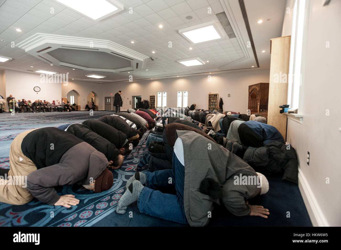 London, UK. 29. Januar 2017. Londoner aller Glaubensrichtungen versammeln sich auf der Treppe auf der Londoner Moschee, ihre Unterstützung und Solidarität mit Mitgliedern der Centre Culturel Islamique de Quebec in Québec (Stadt), zu zeigen, wo sechs Gemeindemitglieder wurden geschossen und getötet während Abendgebet am 29. Januar 2017. Bildnachweis: Mark Spowart/Alamy Live-Nachrichten Stockfoto