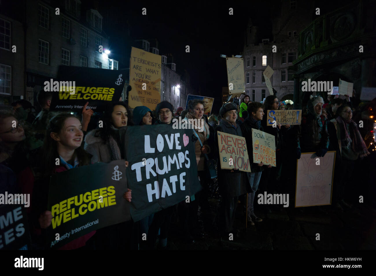 Aberdeen, UK. 30. Januar 2017. Anti-Trump Reisen Ban Protest zieht Hunderte von Menschen in Zentral-Aberdeen, Schottland. Bildnachweis: Paul Glendell/Alamy Live-Nachrichten Stockfoto