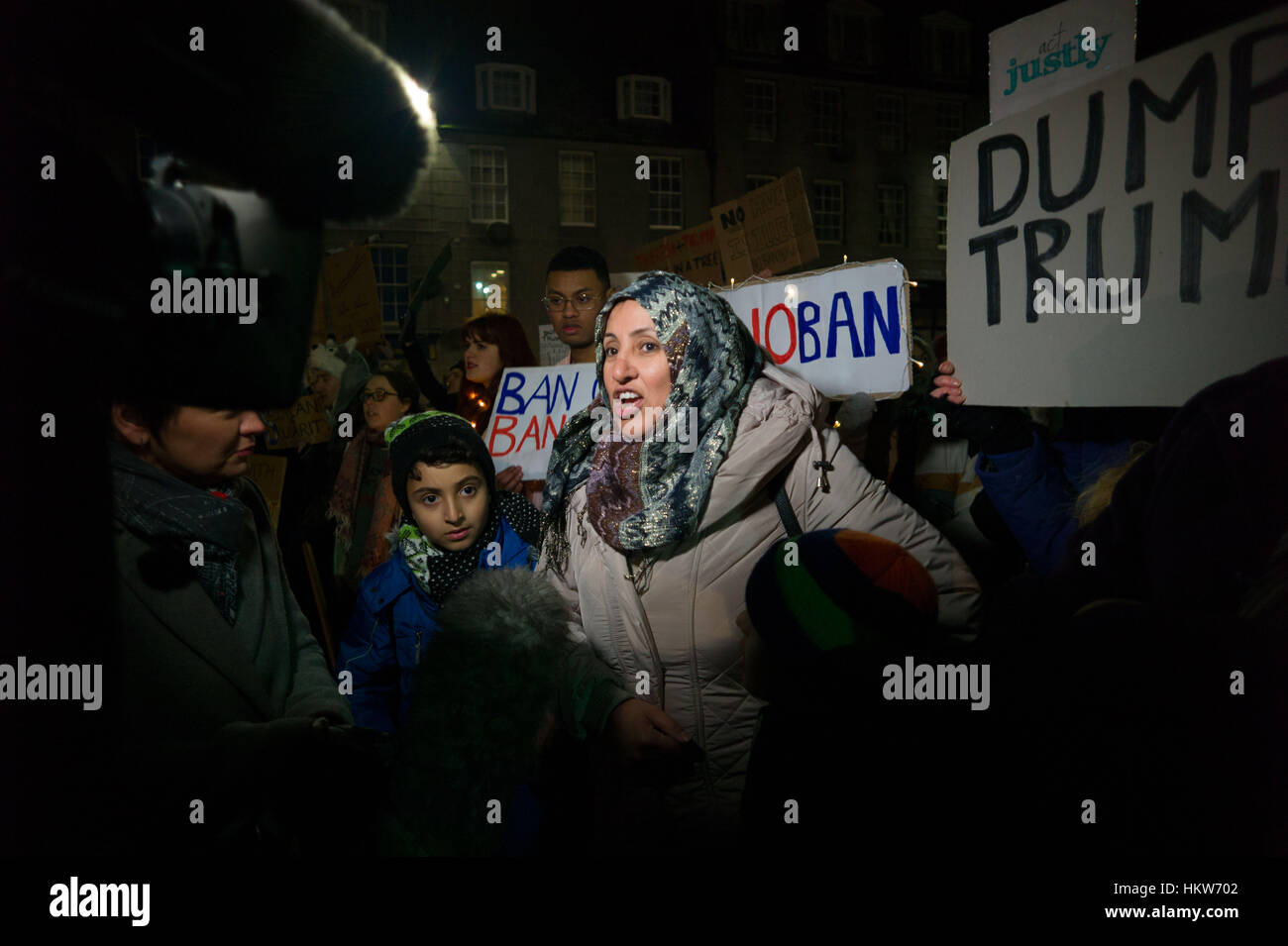 Aberdeen, UK. 30. Januar 2017. Anti-Trump Reisen Ban Protest zieht Hunderte von Menschen in Zentral-Aberdeen, Schottland. Bildnachweis: Paul Glendell/Alamy Live-Nachrichten Stockfoto