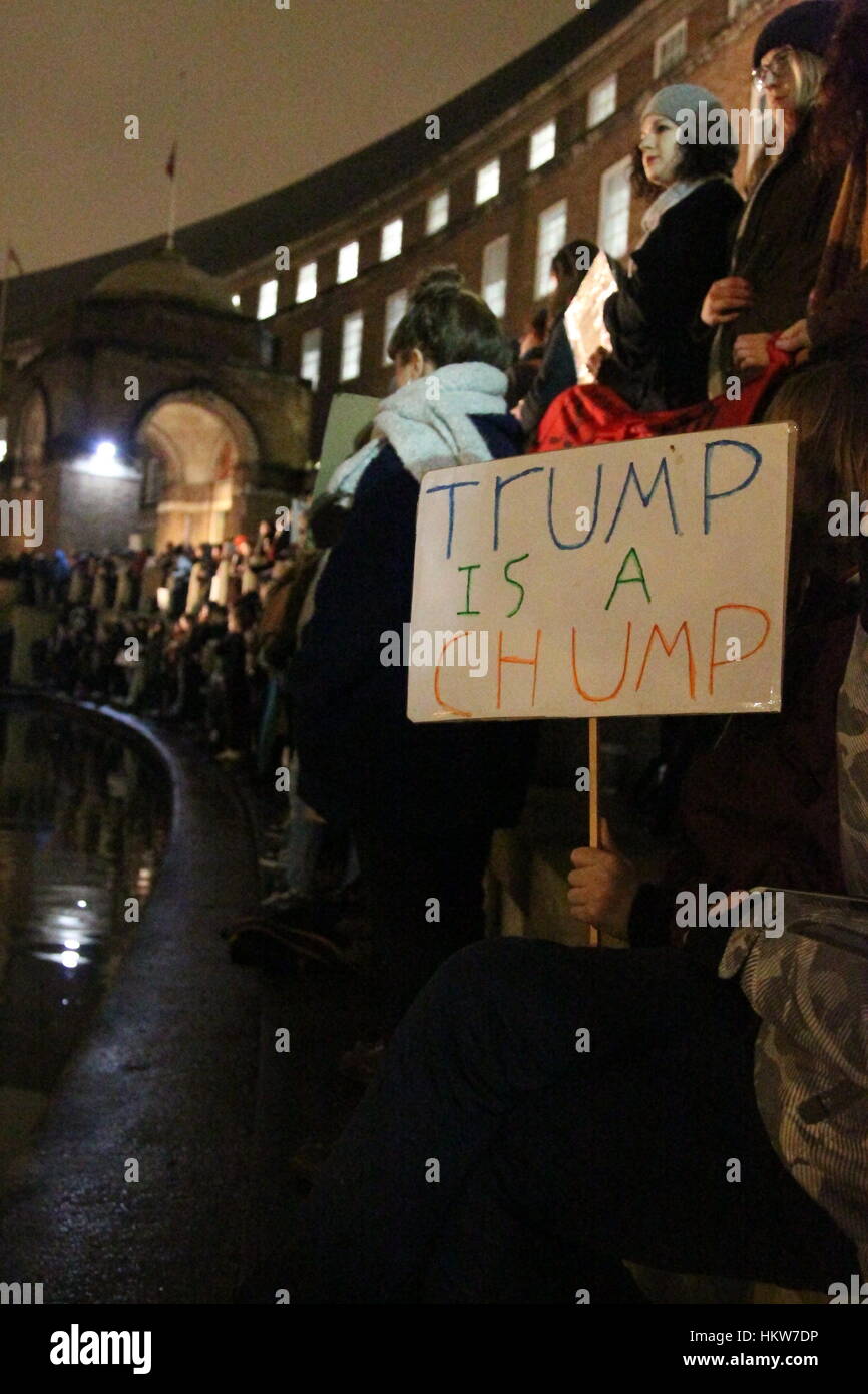 Bristol, UK. 30. Januar 2017. Demonstration gegen US-Präsident Donald Trump Haltung zur Einwanderung in die USA. Bildnachweis: Daniel Crawford/Alamy Live-Nachrichten Stockfoto