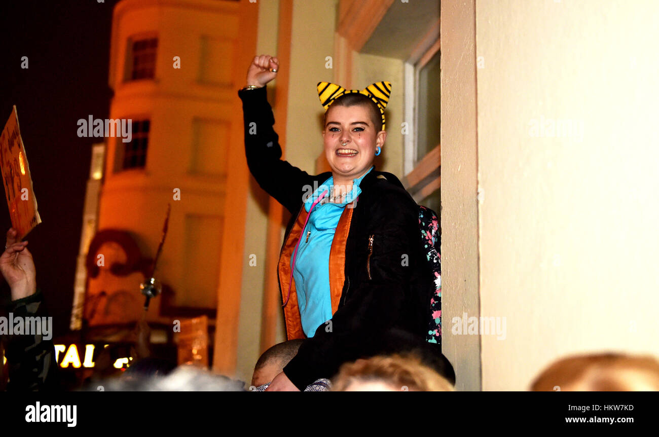 Brighton, UK. 30. Januar 2017. Tausende von Menschen gehen auf die Straße in Brighton, wie sie an einem Anti-Trump-Protest teilzunehmen. Der Protest ist gegen US-Präsident Donald Trump Ausführungsverordnung zum Verbot Menschen aus sieben mehrheitlich muslimischen Ländern wie Irak, Iran und Somalia ab Einreise in die USA. Bildnachweis: Simon Dack/Alamy Live-Nachrichten Stockfoto