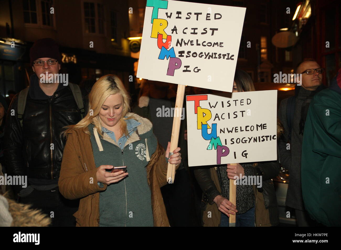 Brighton, UK. 30. Januar 2017. Zwei Frauen halten Plakate lesen "Twisted Rassist unerwünscht frauenfeindlichen Schwein" sind Teil der Menschenmenge auf dem Platz und Straßen rund um Brightons Rathaus, aus Protest gegen die Einwanderungsgesetze von Donald Trump in den USA eingeführt. Bildnachweis: Roland Ravenhill/Alamy Live-Nachrichten Stockfoto