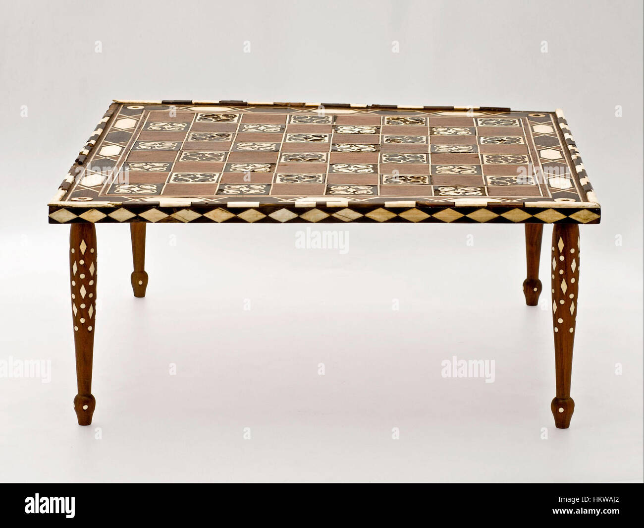 Dieses historische Spielbrett, Teil des Google Art Project, stellt ein traditionelles Spiel dar, das Einblicke in frühe Spielpraktiken und seine kulturelle Bedeutung in historischen Gesellschaften bietet. Stockfoto