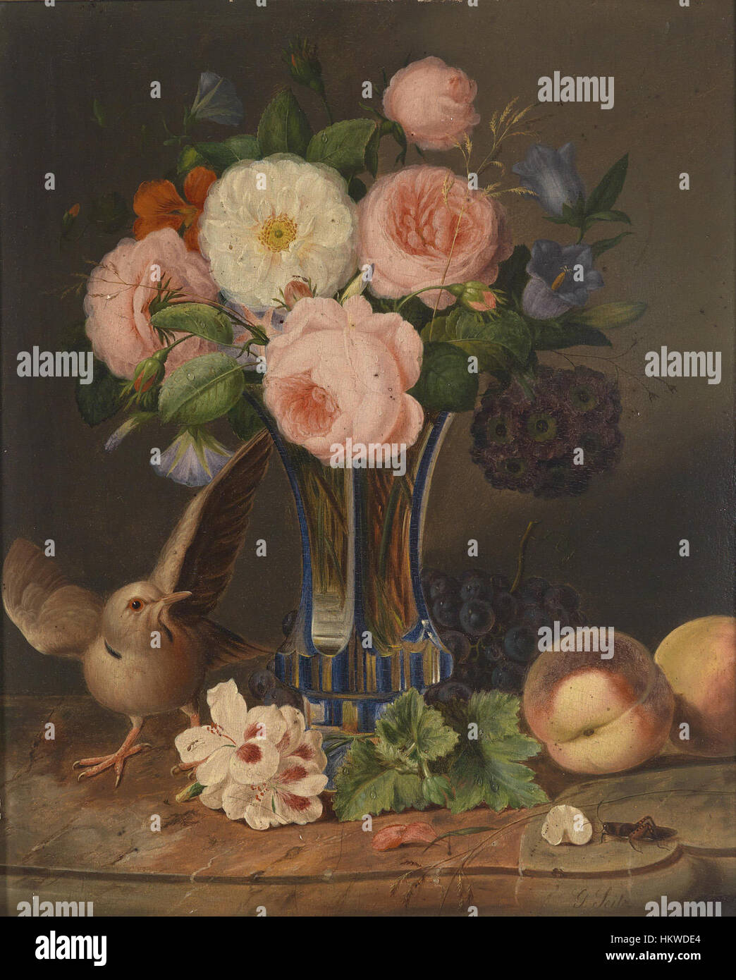 Blumenstillleben mit einem Vogel und einer Heuschrecke von Georg Seitz ist ein Stillleben mit einem Vogel und einer Heuschrecke unter Blumen. Das Stück veranschaulicht Seitz’ Liebe zum Detail und den Umgang mit der Natur als Thema. Stockfoto