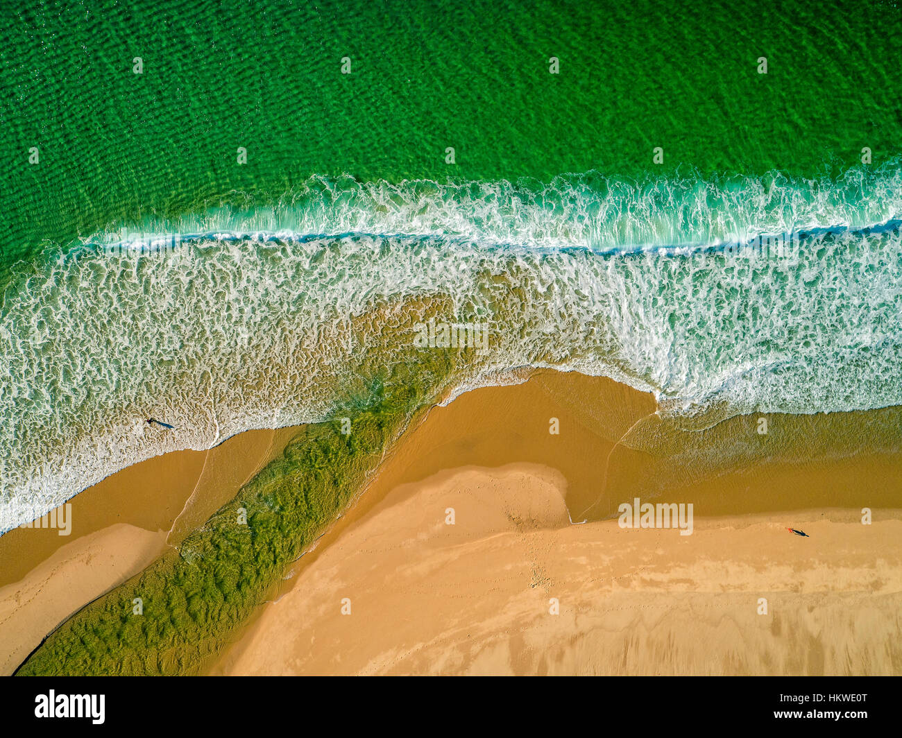 Luftbild erstaunlich Seelandschaft mit kleinen Wellen auf Sandy Beach, Portugal Stockfoto