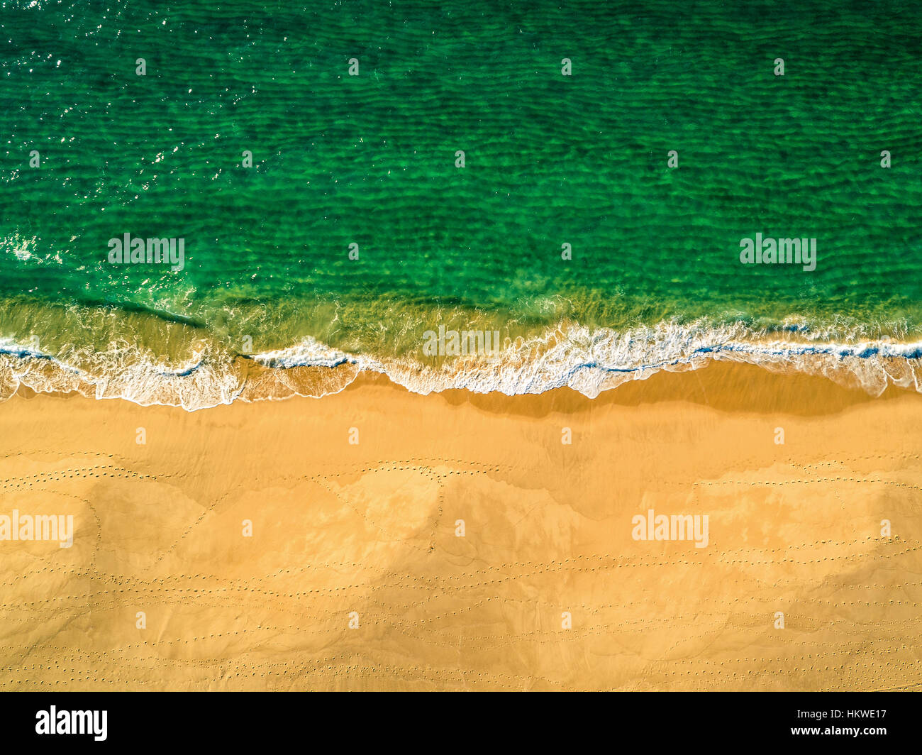 Luftbild erstaunlich Seelandschaft mit kleinen Wellen auf Sandy Beach, Portugal Stockfoto