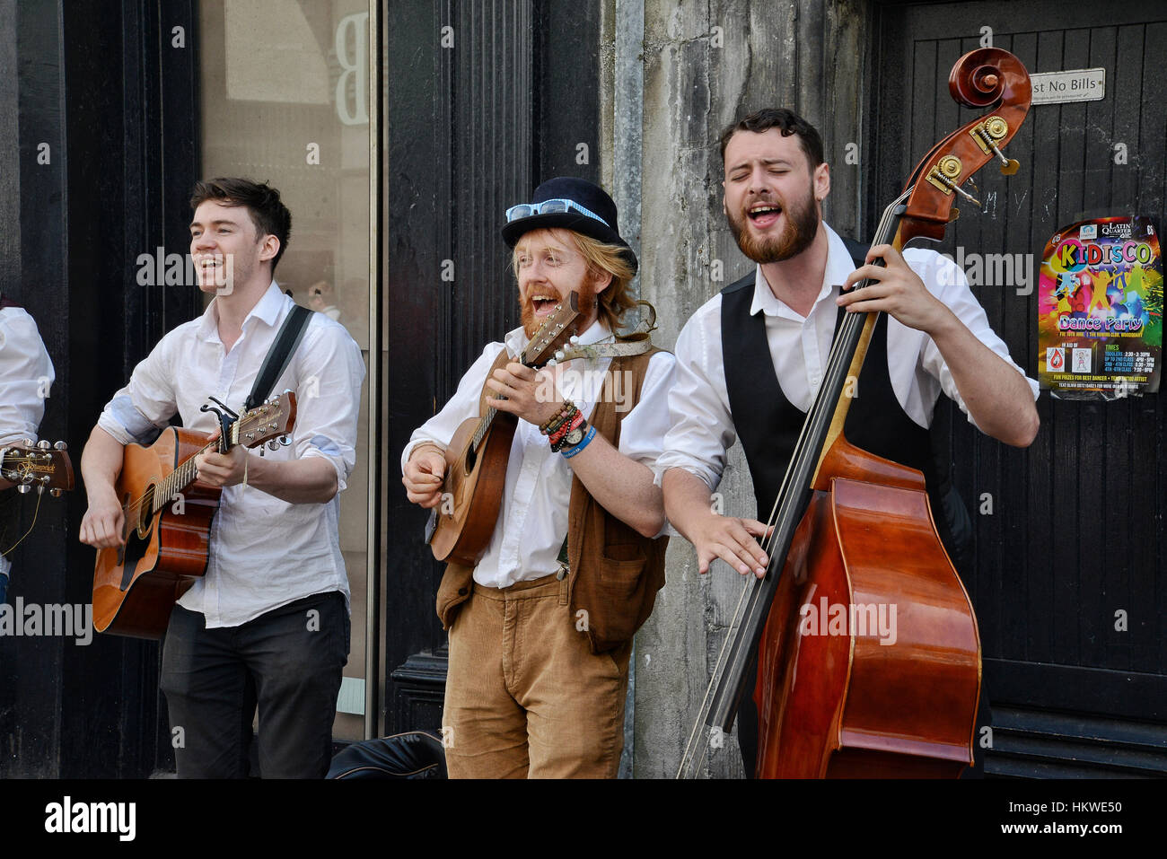 Straßenmusikanten, die Aufführung von Musik auf den Straßen von Galway Stockfoto