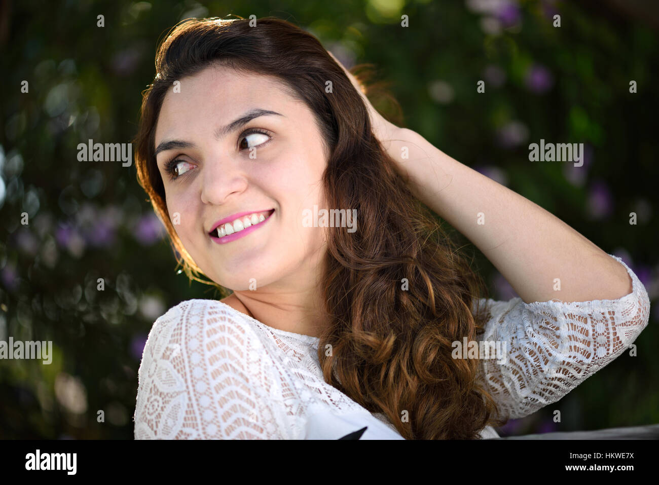 Latina Mädchen Blick in die grünen Park Hintergrund Stockfoto