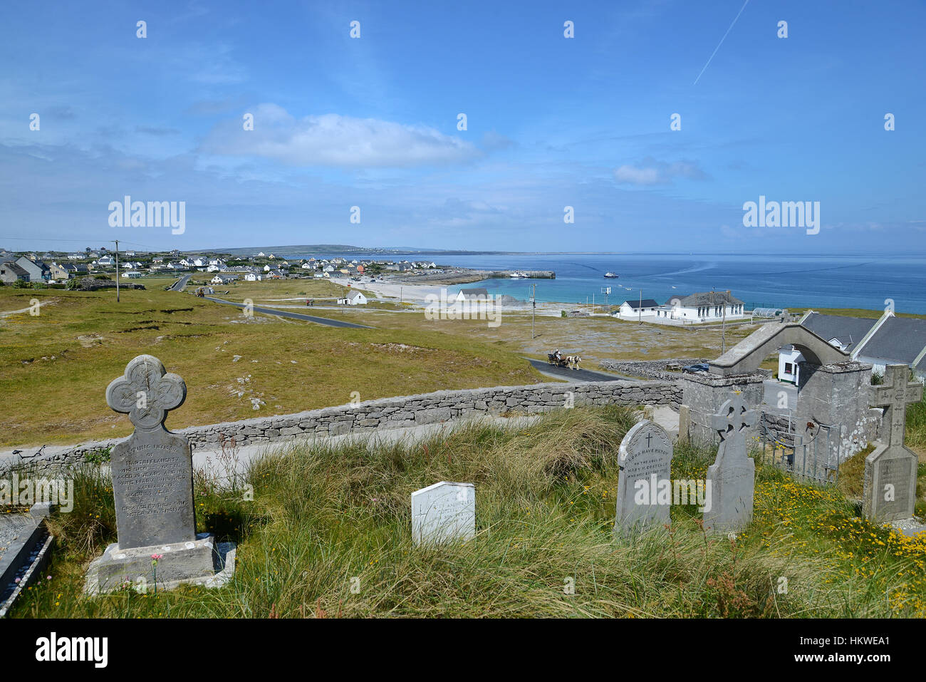 Blick auf den Hafen auf Isheer Insel aus dem Friedhof von Caomhán Kirche Stockfoto