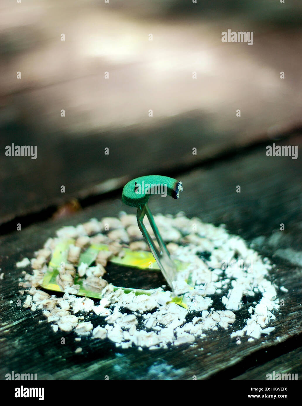 A ausgebrannt Mücke Spule auf einem Picknick-Tisch Stockfoto
