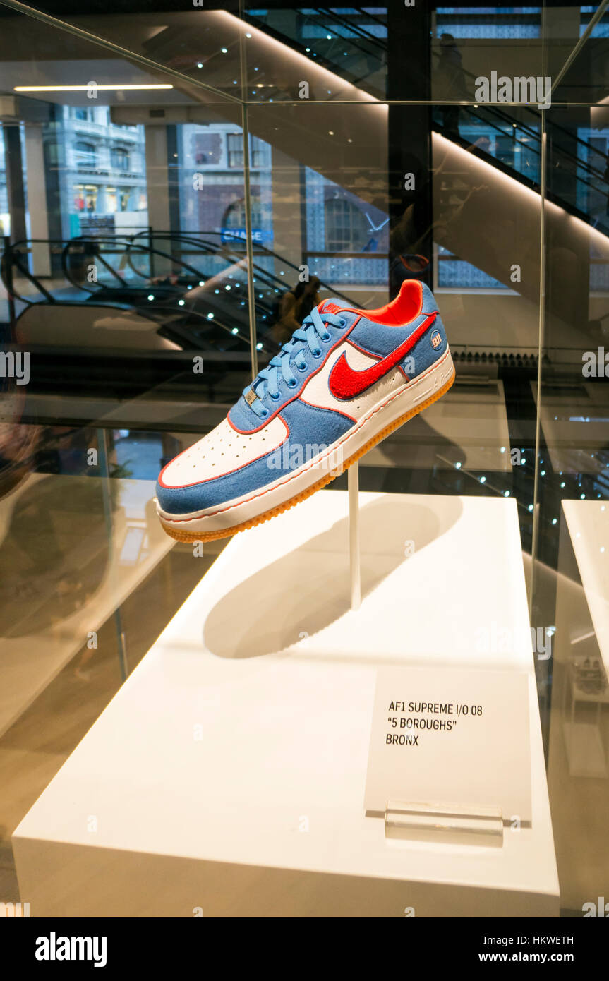 Ein spezieller Bronx Schuh Nike Soho in New York City verkauft Stockfoto
