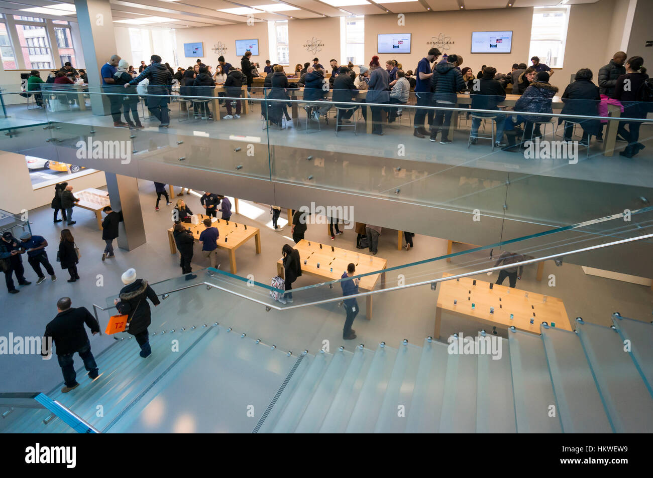 Kunden einkaufen und stöbern im Apple Store Soho in New York City Stockfoto