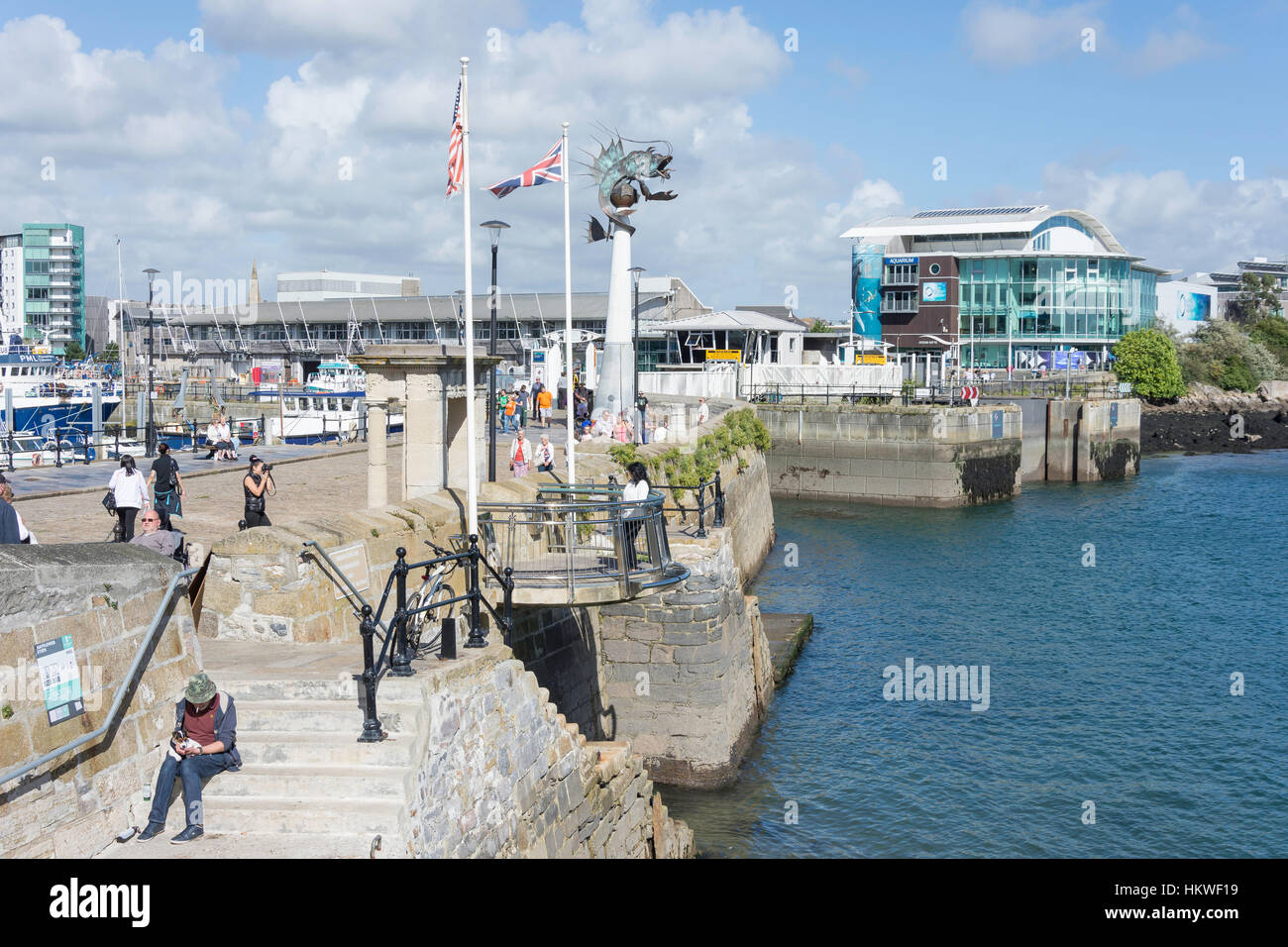 Mayflower Schritte und National Marine Aquarium, Barbican, Plymouth, Devon, England, Vereinigtes Königreich Stockfoto