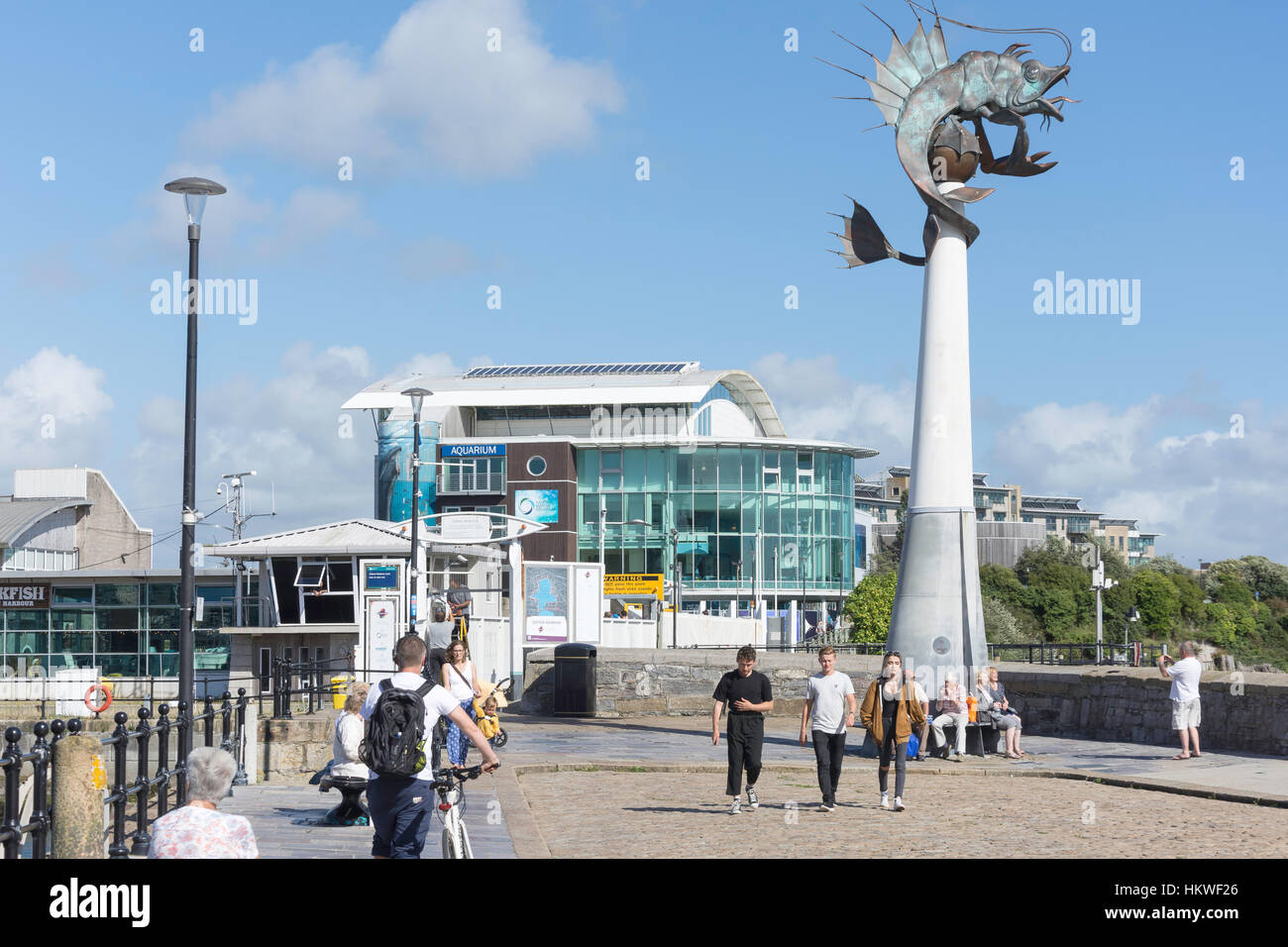 Der "Barbican Garnele" Skulptur und National Marine Aquarium, Barbican, Plymouth, Devon, England, Vereinigtes Königreich Stockfoto