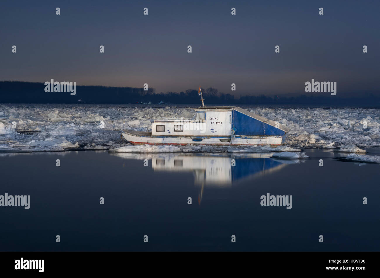 Belgrad, Serbien, Januar 2017, kleines Boot auf zugefrorenen Donau in Belgrad bei Nacht Stockfoto