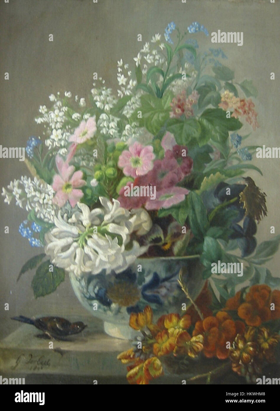 Gijsberta Verbeets „Bloemstilleven Met Vogel“ (Blumenstillleben mit Vogel) fängt ein zartes Gleichgewicht zwischen Natur und Stillleben ein. Das Ölgemälde zeigt lebendige Blumen und einen Vogel, typisch für die holländische Stilllebenstradition des 17. Jahrhunderts. Stockfoto