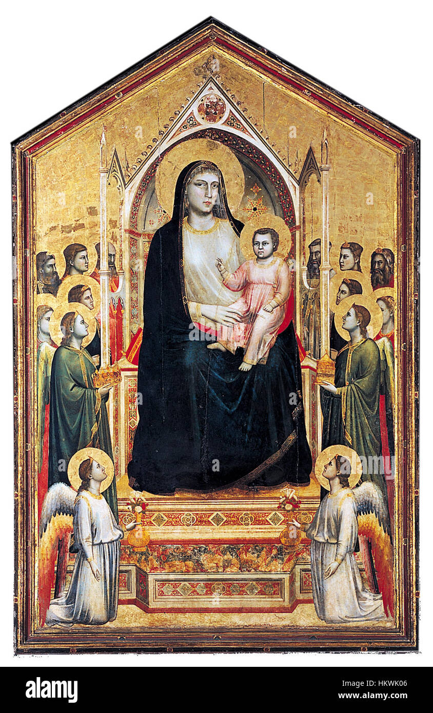 Dieses ikonische Werk von Giotto, die „Ognissanti Madonna“, zeigt eine zentrale Figur der Jungfrau Maria mit Christus. Das auf weißem Grund gemalte Werk ist ein Paradebeispiel religiöser Kunst der Frührenaissance. Stockfoto