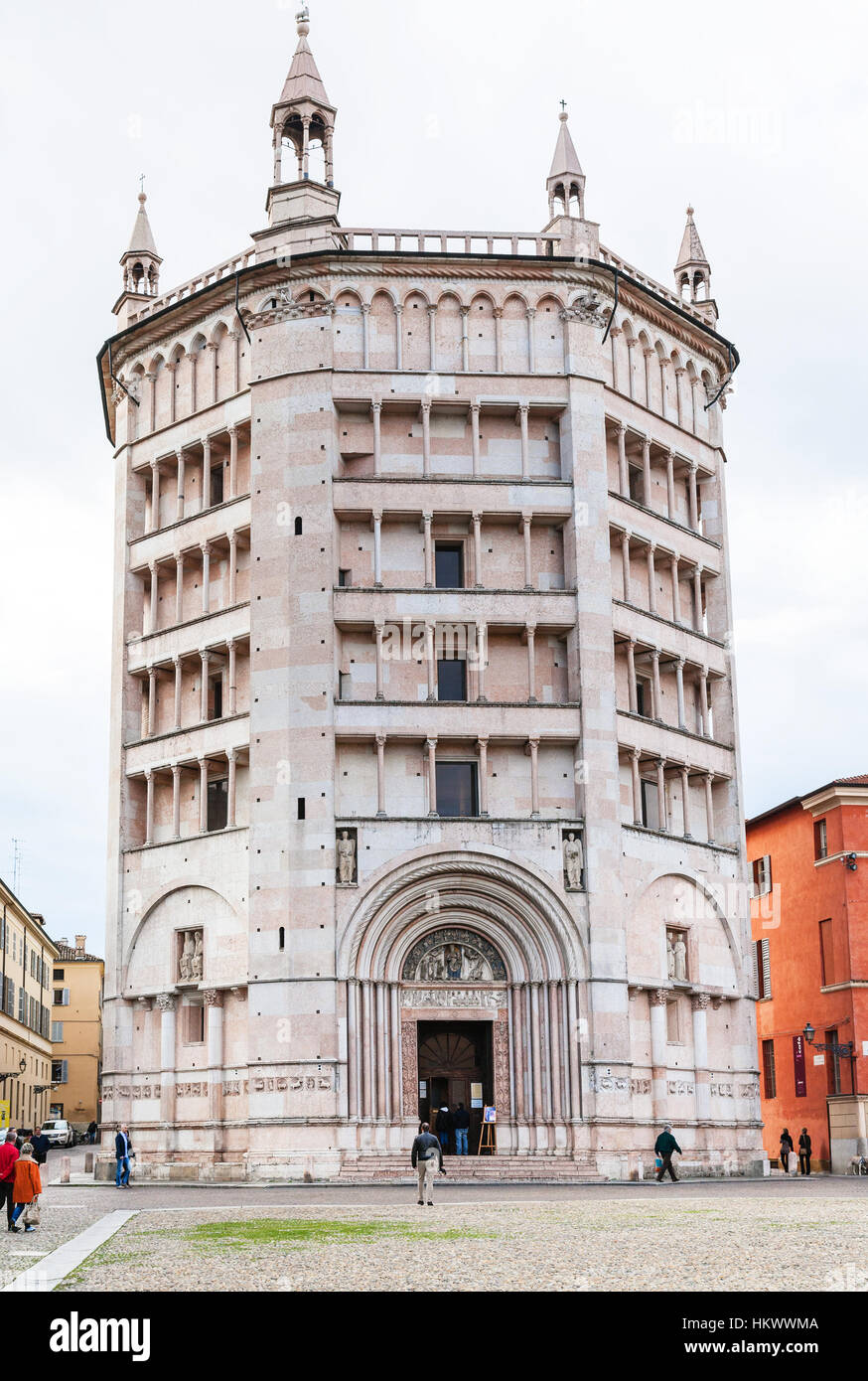 PARMA, Italien - 3. November 2012: Vorderansicht des Baptisterium am Piazza del Duomo in Parma Stadt. Bau des Baptisterium begann 1196 von Antelami. Stockfoto