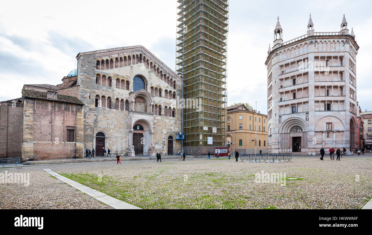 PARMA, Italien - 3. November 2012: Dom und Baptisterium am Piazza del Duomo in Parma Stadt. Baubeginn des Baptisteriums in 1196 von Antelam Stockfoto