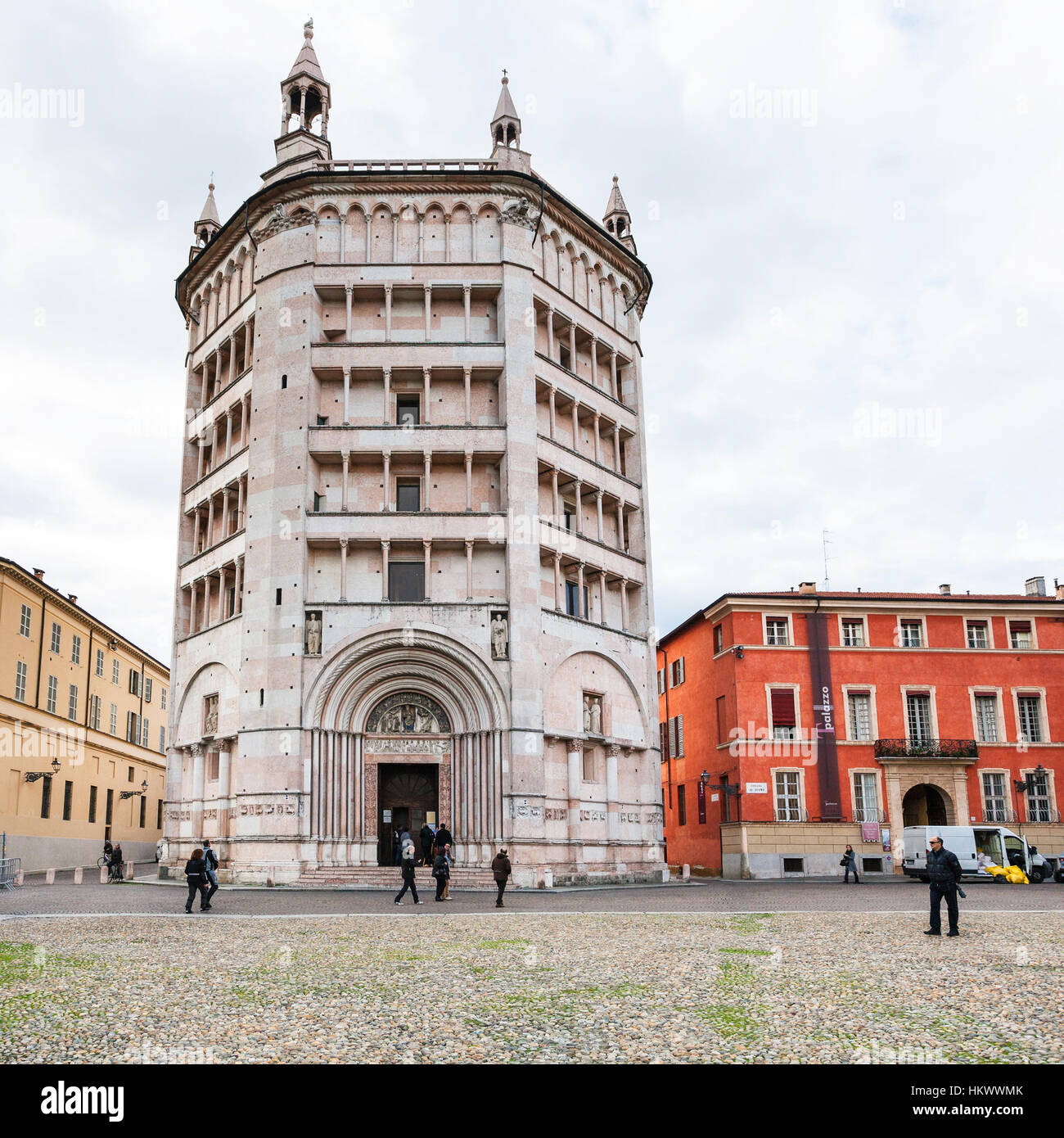PARMA (Italien)-3. November 2012: Ansicht des Baptisterium am Piazza del Duomo in Parma Stadt. Bau des Baptisterium begann 1196 von Antelami. Stockfoto