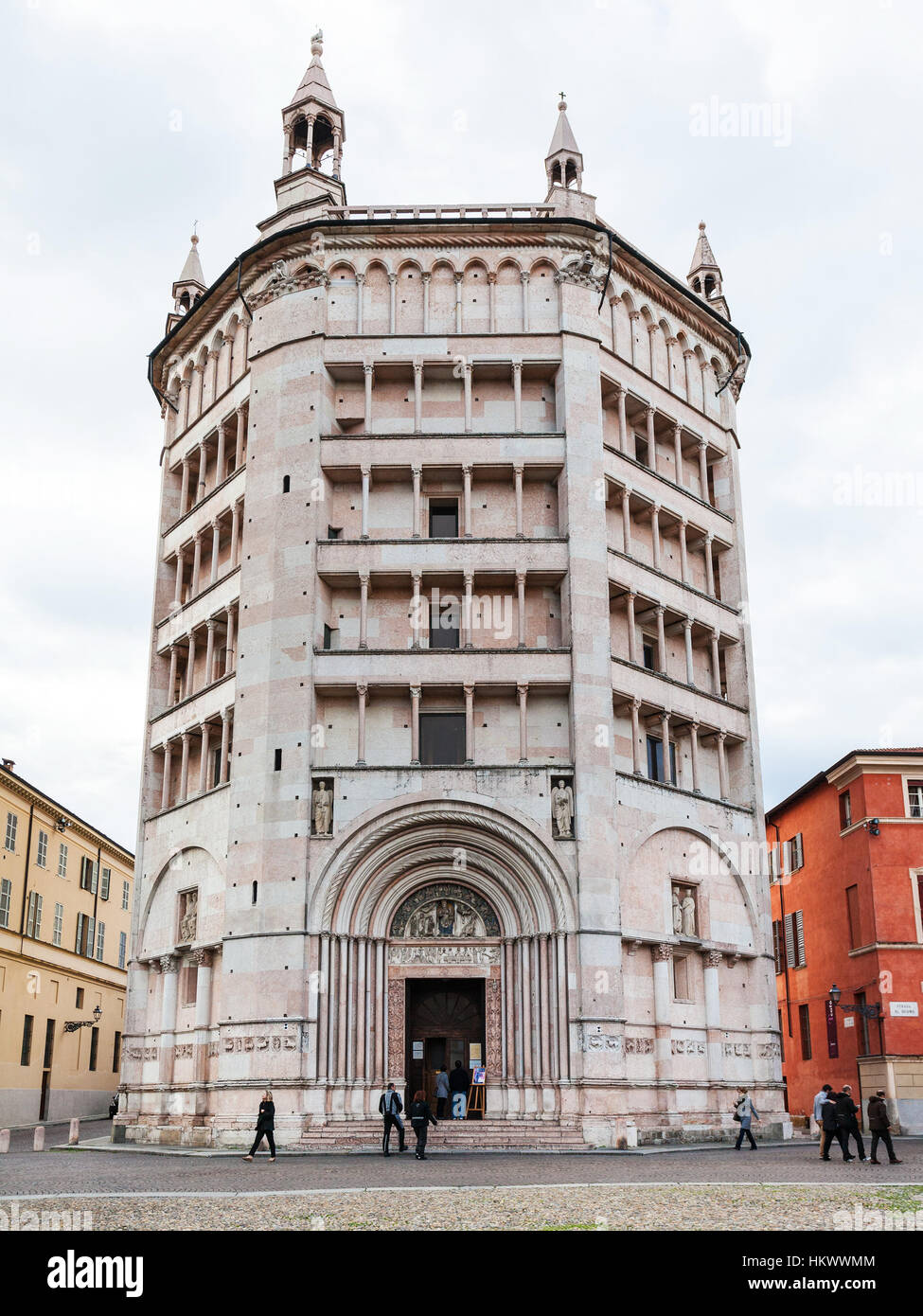 PARMA, Italien - 3. November 2012: Fassade des Baptisterium am Piazza del Duomo in Parma Stadt. Bau des Baptisterium begann 1196 von Antelami. Stockfoto