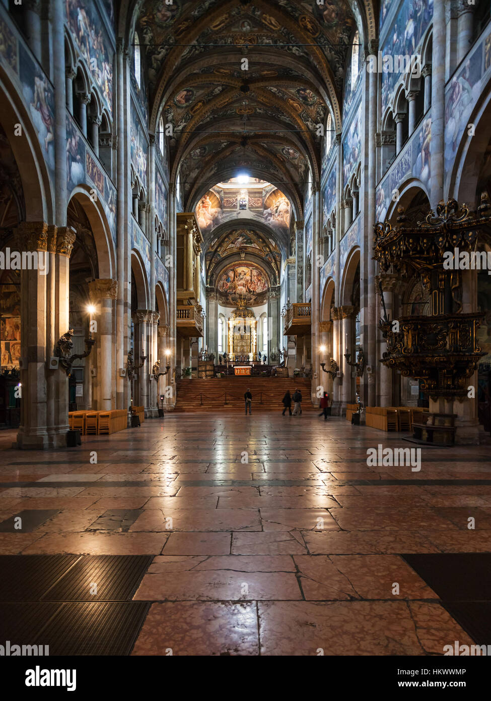 PARMA, Italien - 3. November 2012: Hauptschiff der Kathedrale Duomo in Parma Stadt. Der Bau der Kirche wurde 1059 durch Bischof Cadalo begonnen und war consecr Stockfoto