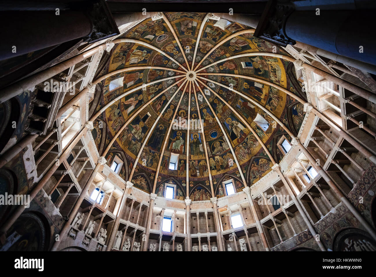 PARMA, Italien - 3. November 2012: Kuppel des Baptisterium in Parma Stadt. Bau des Baptisterium begann 1196 von Antelami. Stockfoto