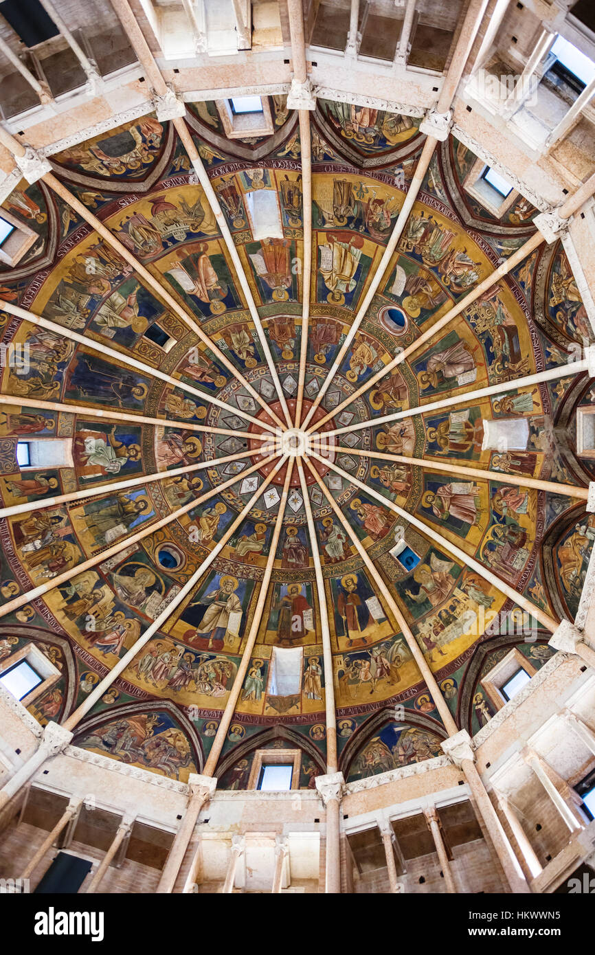 PARMA, Italien - 3. November 2012: Decke Baptisterium in Parma Stadt. Construtrion Baptisterium begann 1196 von Antelami. Stockfoto