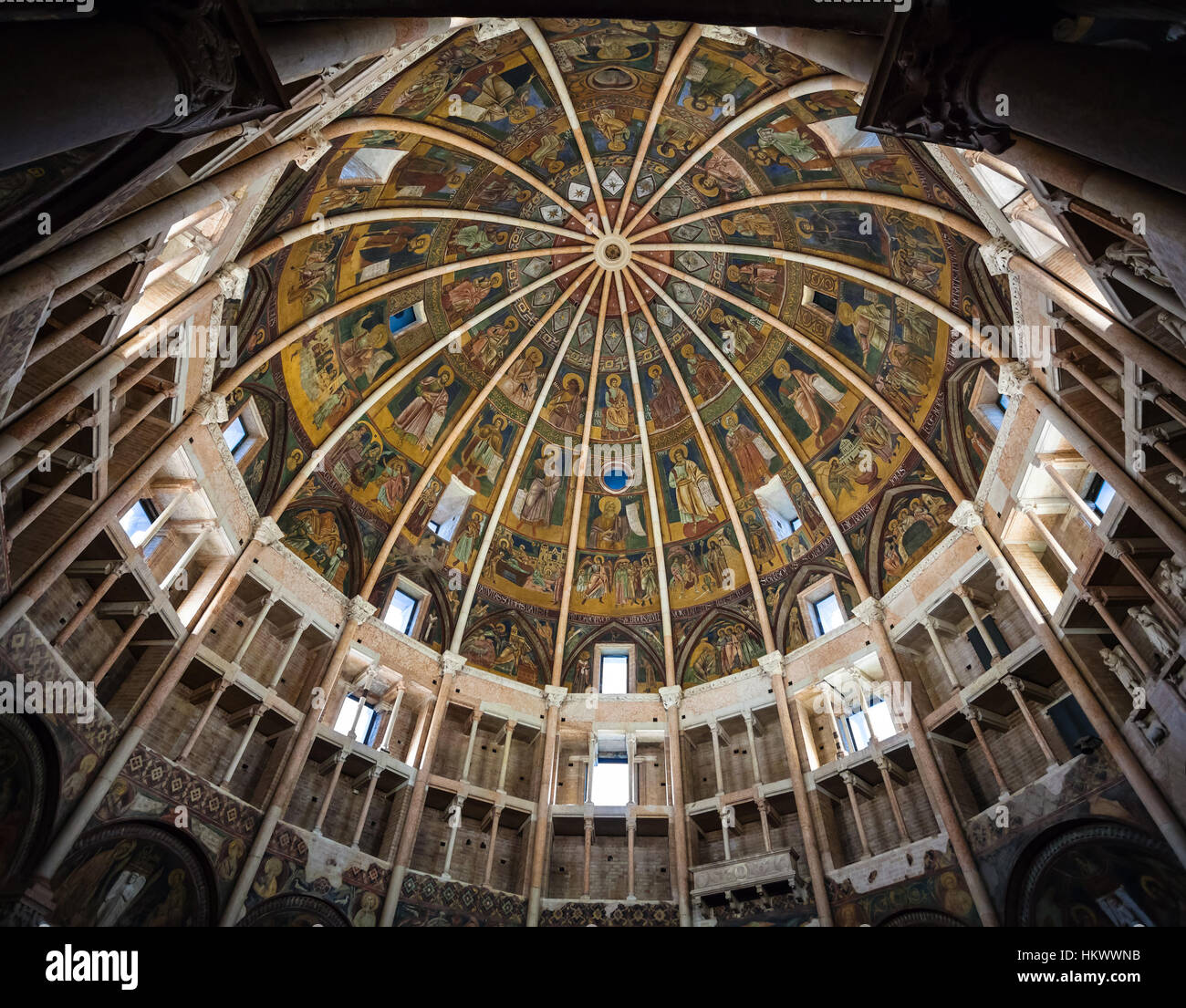 PARMA, Italien - 3. November 2012: gemalte Kuppel des Baptisterium in Parma Stadt. Construtrion Baptisterium begann 1196 von Antelami. Stockfoto
