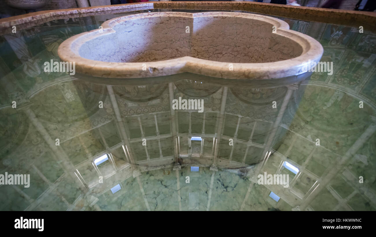 PARMA, Italien - 3. November 2012: steinernes Taufbecken im Baptisterium von Parma Stadt. Bau des Baptisterium begann 1196 von Antelami. Stockfoto