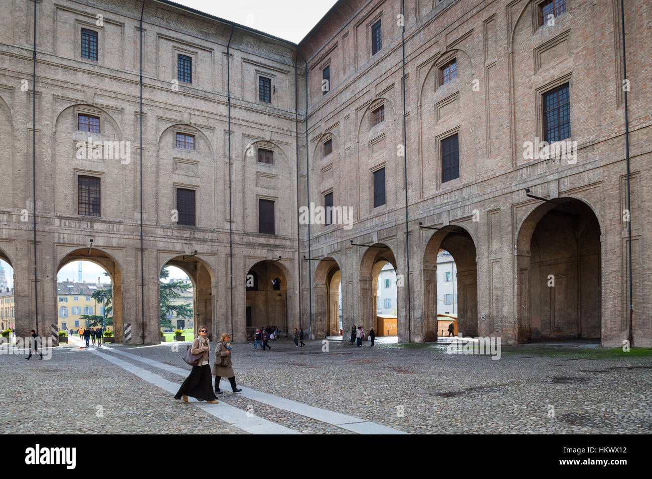 PARMA (Italien)-3. November 2012: Menschen am Hof des Palazzo della Pillotta in Parma Stadt, wurde der Palast um 1583, in den letzten Jahren gebaut Stockfoto