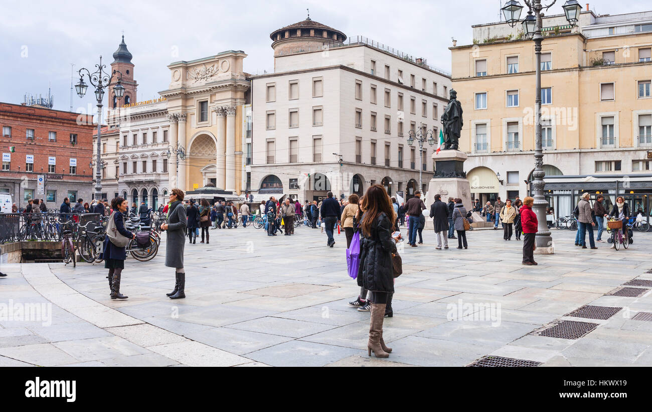PARMA, Italien - 3. November 2012: Menschen auf der Piazza Garibaldi in Parma Stadt. Parma war von 183 v. Chr. römische Kolonie und Piazza Garibaldi war das Forum Romanum Stockfoto