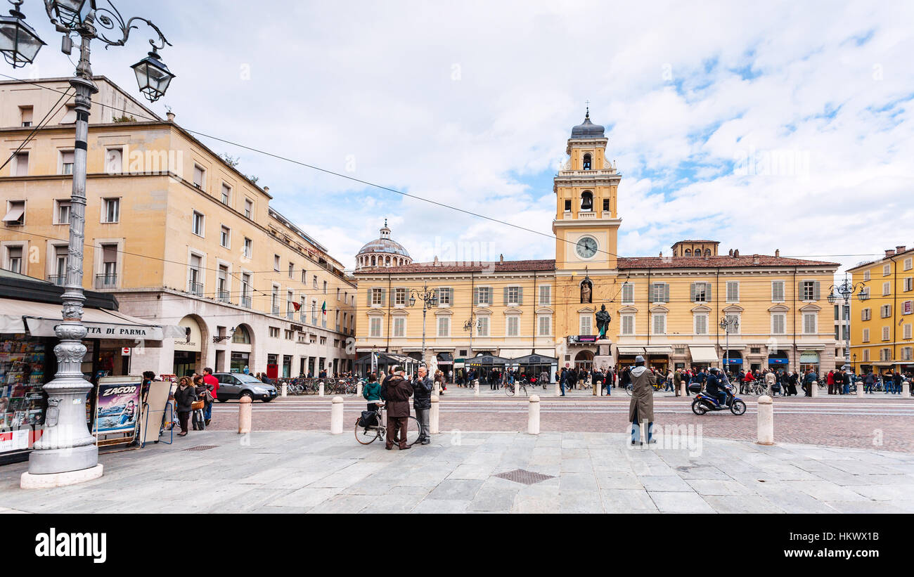 PARMA, Italien - 3. November 2012: Piazza Garibaldi und Palazzo del Governatore in Parma. Parma war von 183 v. Chr. römische Kolonie und Piazza Garibaldi war th Stockfoto