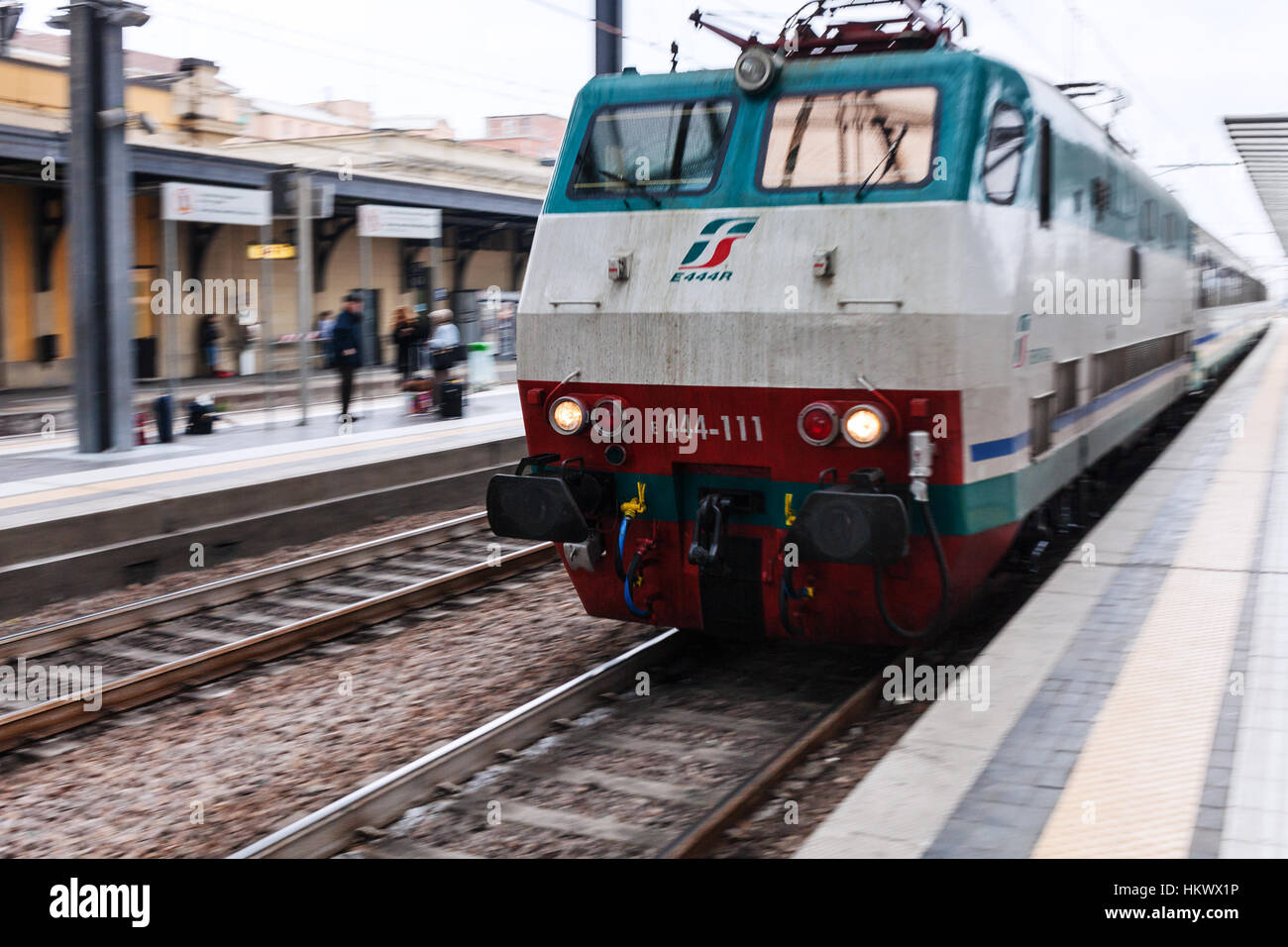 BOLOGNA, Italien - 3. November 2012: elektrischer Vorortzug auf Parma Stadt Bahnhof. Die Station im Jahre 1859 eröffnet. Stockfoto