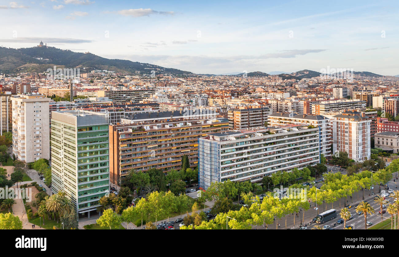 über Ansicht der städtischen Häuser entlang der Avinguda Diagonal in Barcelona Stadt Abend Stockfoto