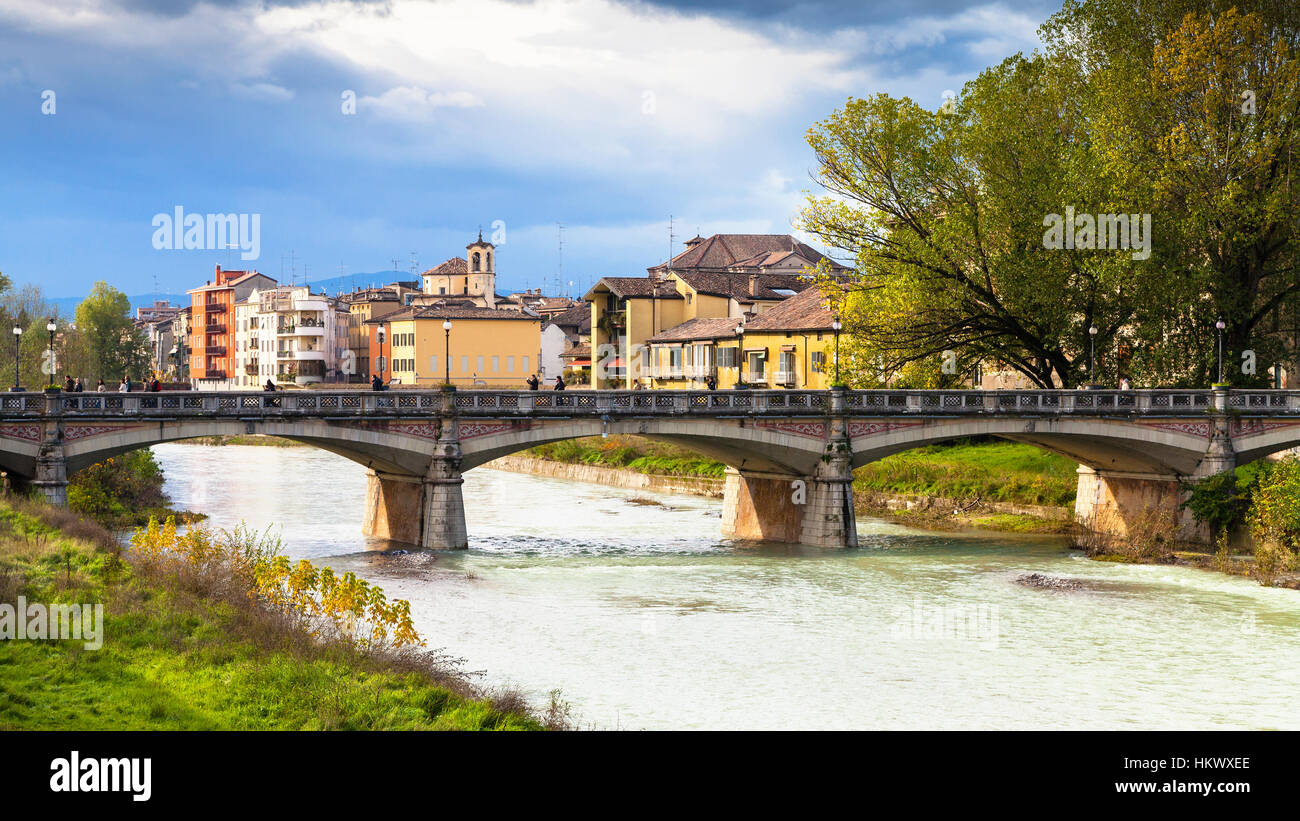 Reisen Sie nach Italien - Bach und Brücke Ponte Verdi in Parma Stadt Herbsttag Stockfoto